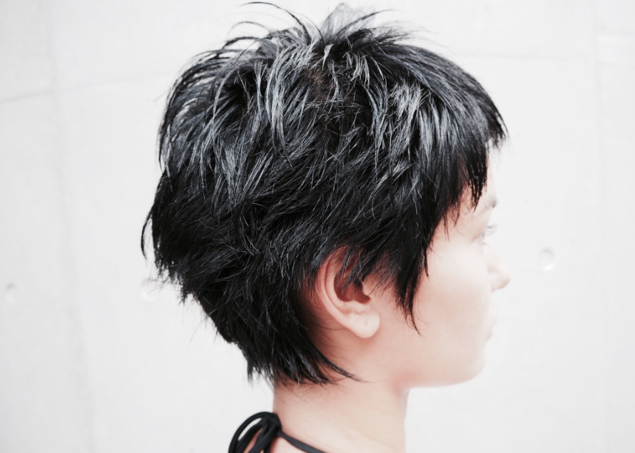 深く濃く艶めくブルーブラックショートの魅力 下北沢美容室ロッソ 下北沢 美容室 ロッソサンテ