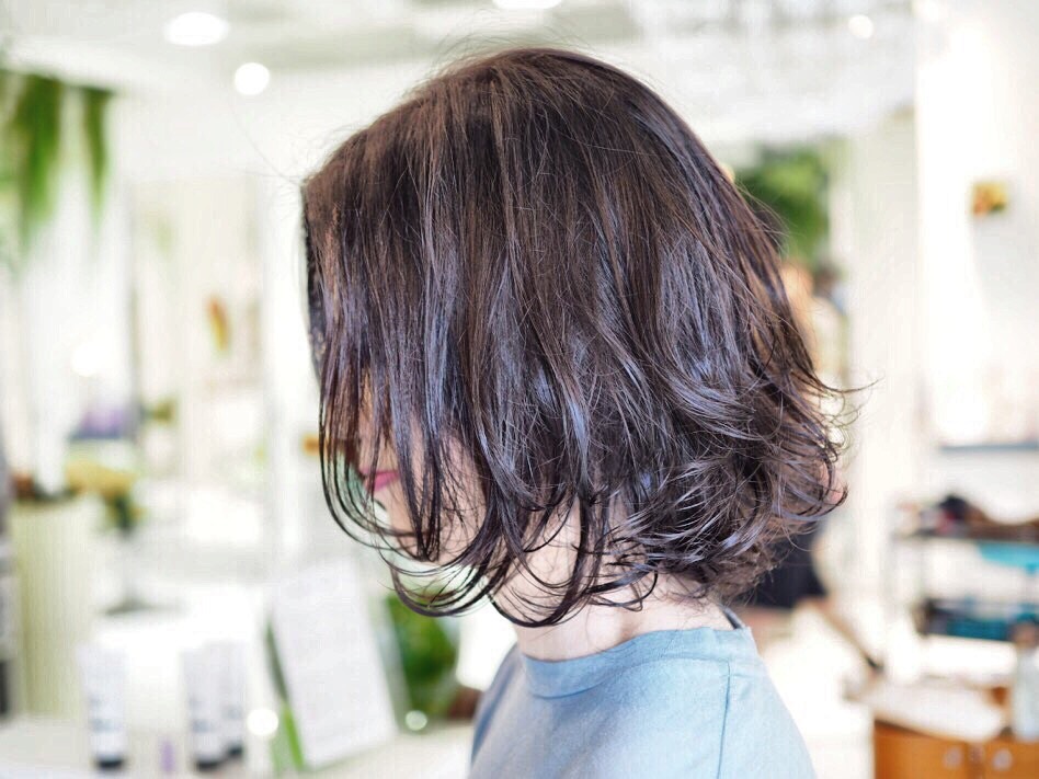 ミディアムヘアも夜ちゃちゃっと乾かすだけ！朝コテやアイロンで巻かない楽ちんデジタルパーマ。 下北沢 美容室 ロッソサンテ